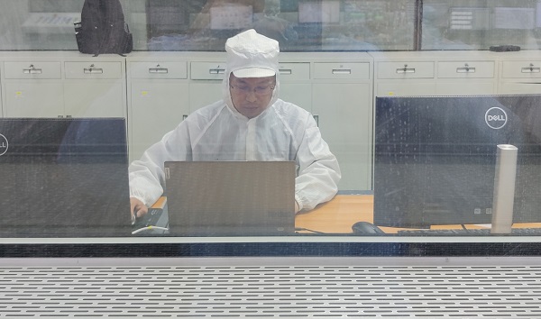 15點(diǎn)，自控事業(yè)部胡曉強(qiáng)在寧波對(duì)6.3米BOPET聚酯薄膜生產(chǎn)線做控制優(yōu)化.jpg
