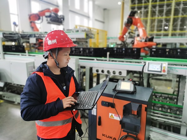 3. 廣西柳州，專用電路事業(yè)部金富強(qiáng)正在電芯成品緩存輸送系統(tǒng)項(xiàng)目中進(jìn)行設(shè)備調(diào)試.jpg